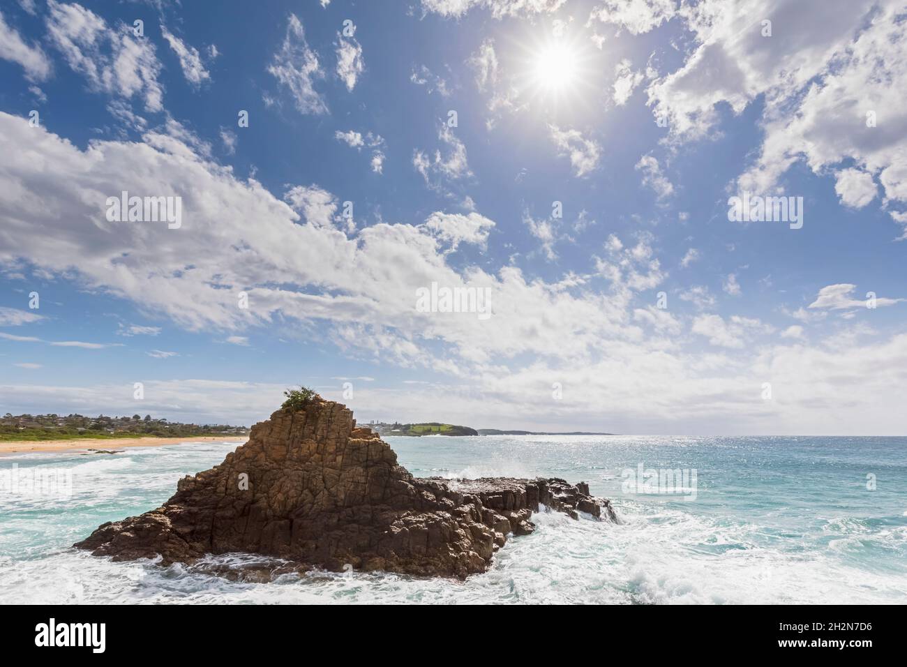 Sommerwolken über der felsigen Küste von Jones Beach Stockfoto