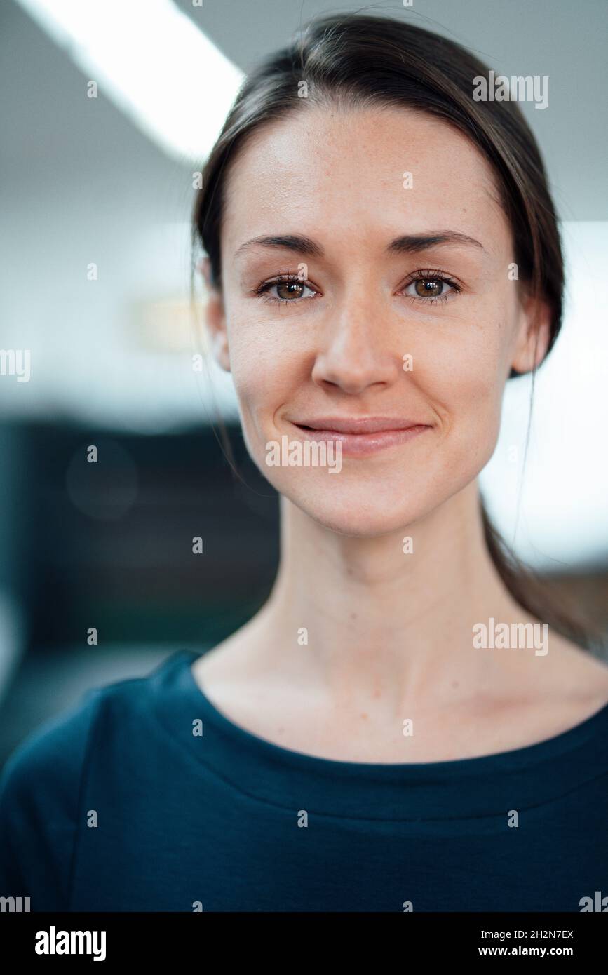 Lächelnde Frau in der Industrie Stockfoto Lächelnde Frau in der Industrie Stockfoto