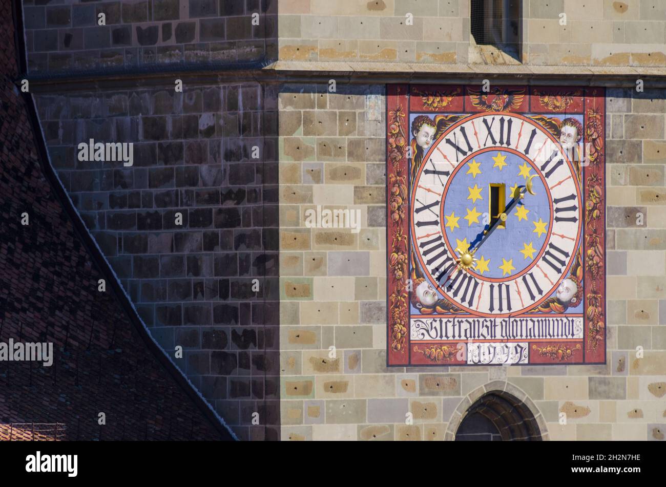 Nahaufnahme der Uhr auf dem Uhrturm der Schwarzen Kirche im historischen Zentrum von Brasov, Rumänien. Es ist die größte Kirche in Rumänien und Represe Stockfoto Nahaufnahme der Uhr auf dem Uhrturm der Schwarzen Kirche im historischen Zentrum von Brasov, Rumänien. Es ist die größte Kirche in Rumänien und Represe Stockfoto