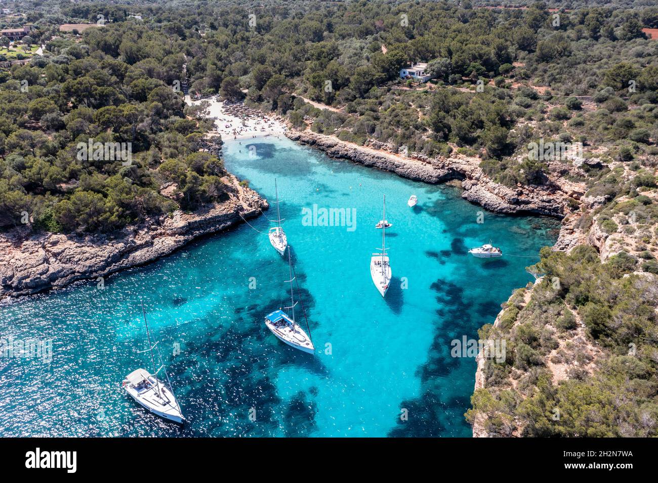 Spanien, Balearen, Mallorca, Luftaufnahme der Boote, die in der blauen Bucht von Cala Sa Nau schwimmen Stockfoto