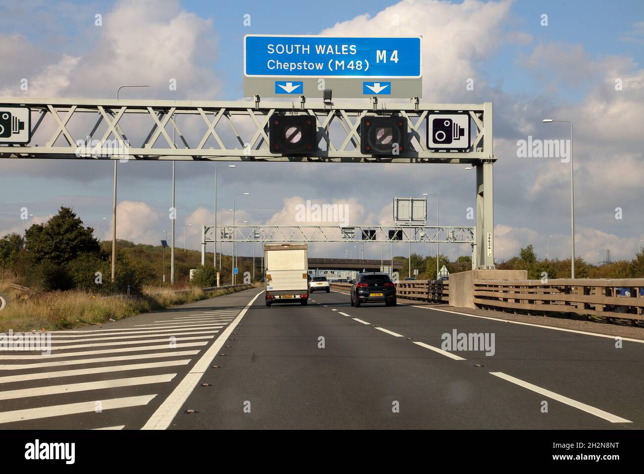 Die zweispurige M4 kurz bevor sie durch den Verkehr von der Autobahn M5 verbunden wird. Stockfoto