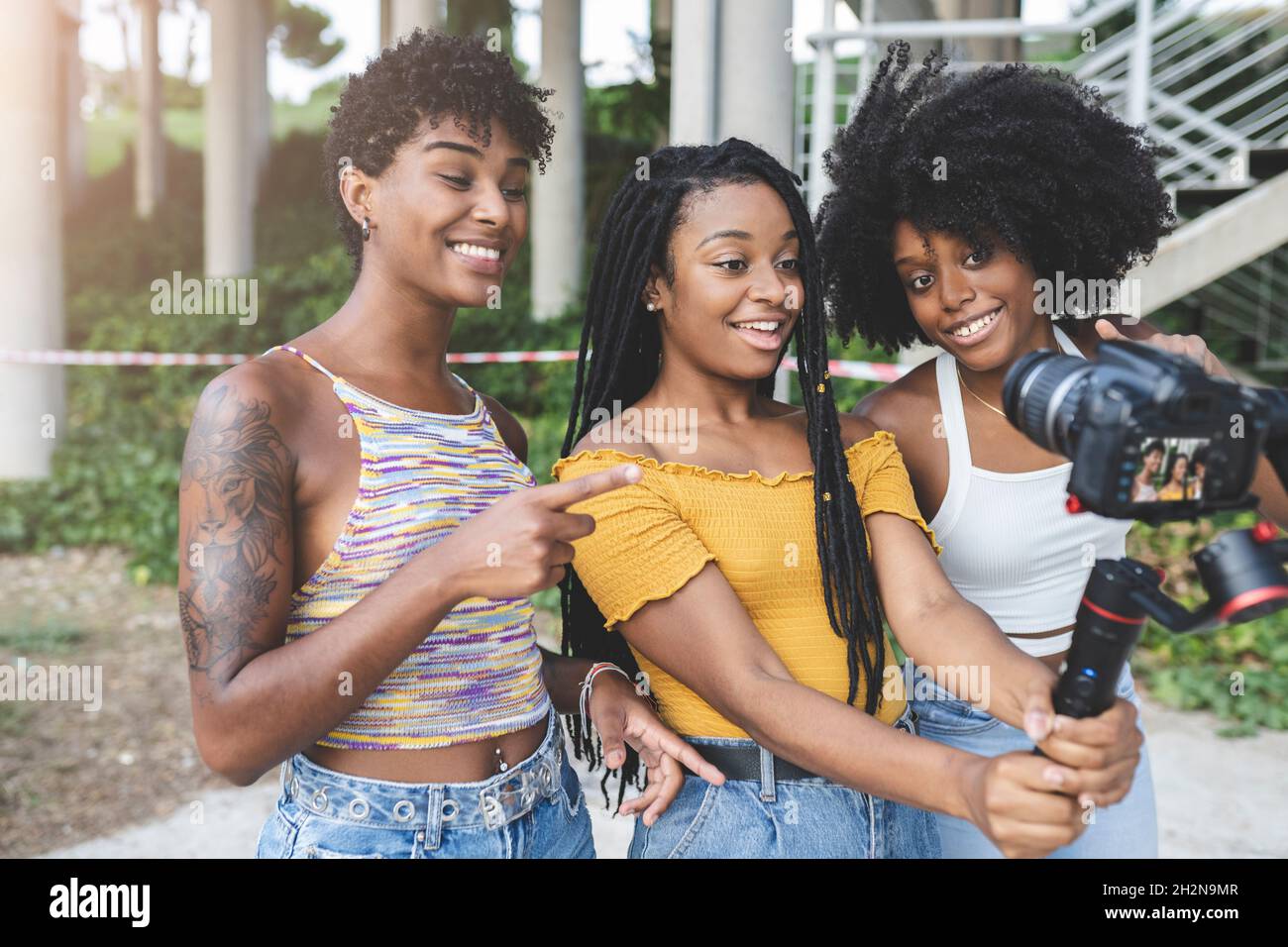 Freundinnen zeigen während der COVID-19 eine Stop-Geste Stockfoto
