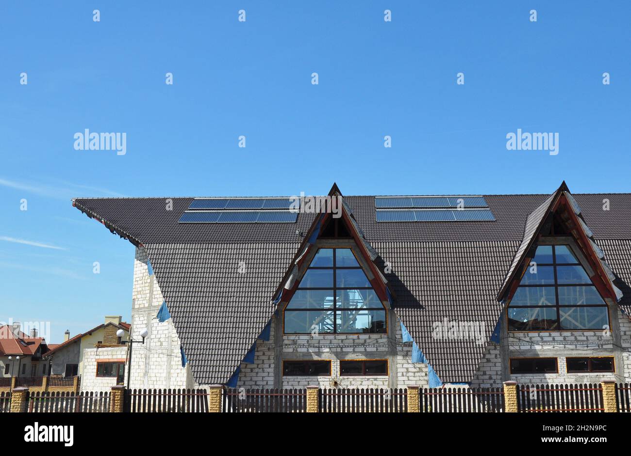 Solar Water Heating (SWH)-Systeme verwenden Dach-Sonnenkollektoren. Oberlichter Für Zuhause, Dormer. Eco Smart House Energieeffizienz. Stockfoto