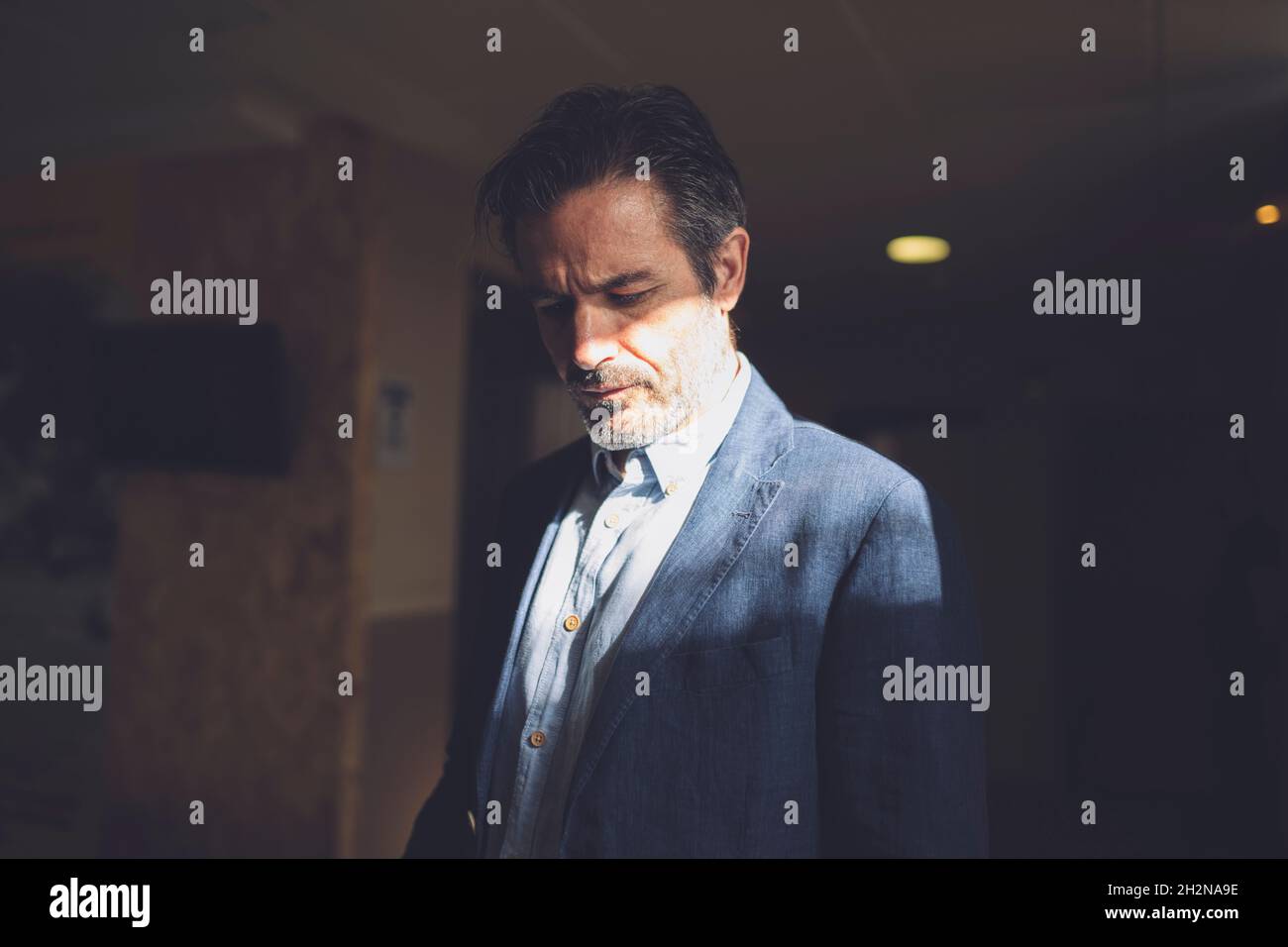 Geschäftsmann zieht Koffer im Hotel Stockfoto