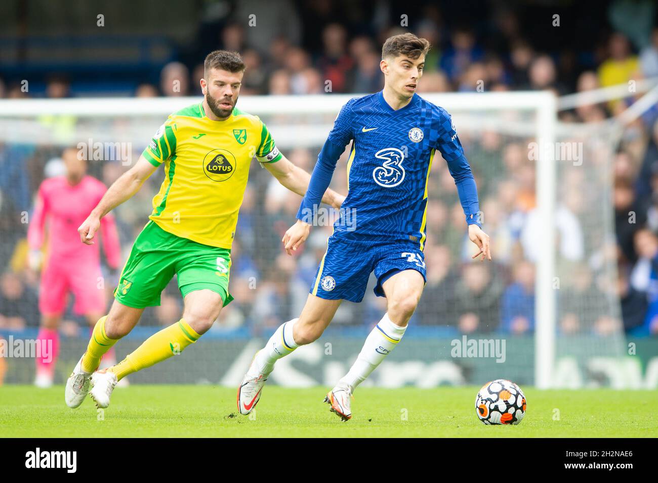 London, Großbritannien. Oktober 2021. Kai Havertz von Chelsea und Grant Hanley von Norwich City während des Premier League-Spiels zwischen Chelsea und Norwich City in Stamford Bridge, London, England am 23. Oktober 2021. Foto von Salvio Calabrese. Nur zur redaktionellen Verwendung, Lizenz für kommerzielle Nutzung erforderlich. Keine Verwendung bei Wetten, Spielen oder Veröffentlichungen einzelner Clubs/Vereine/Spieler. Kredit: UK Sports Pics Ltd/Alamy Live Nachrichten Stockfoto