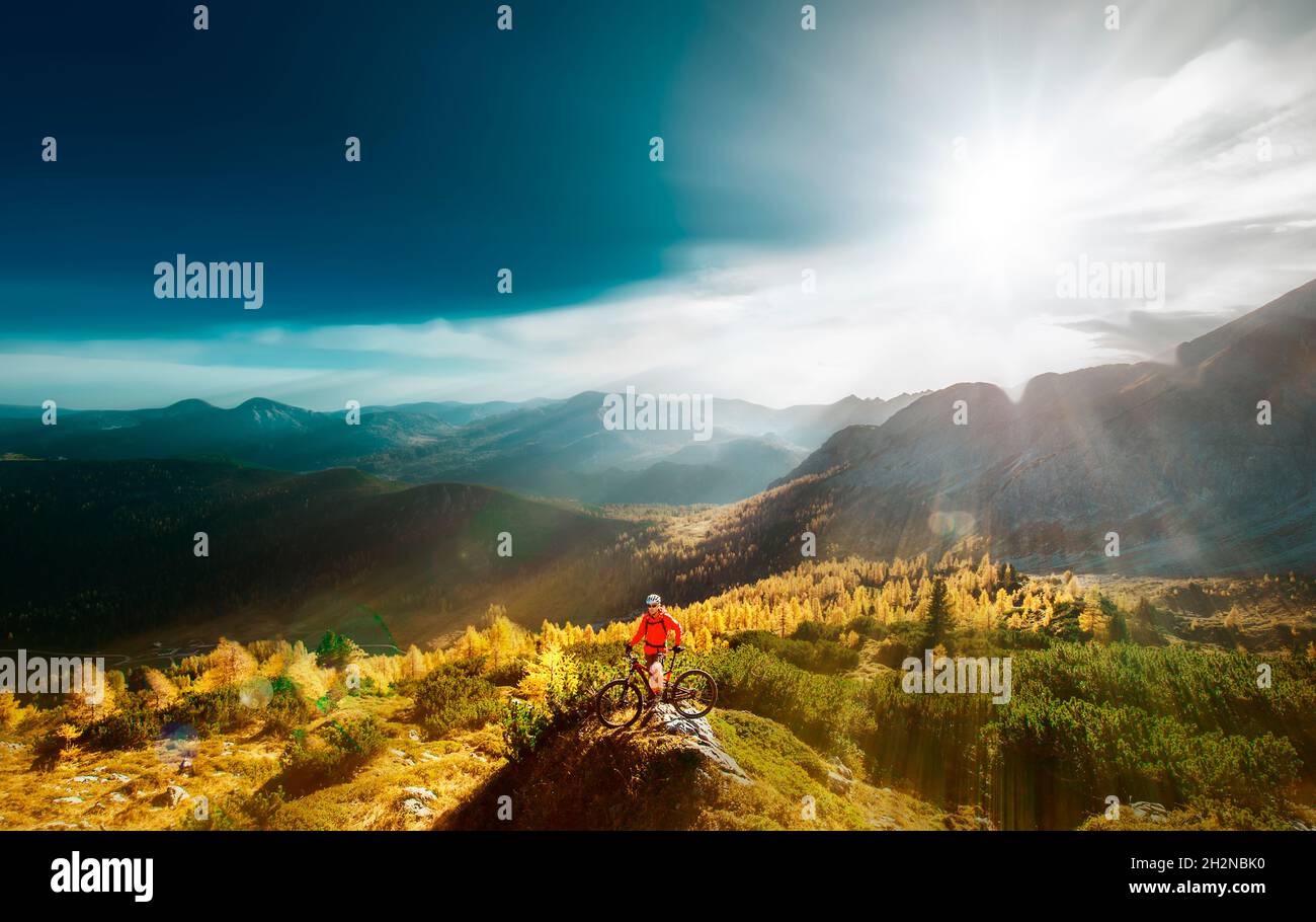 Abgeschiedene Berghütte bei Herbstsonnenaufgang Stockfoto