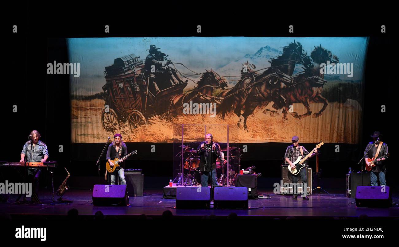 22. Oktober 2021, Virginia Beach, Virginia, USA: Die Marshall Tucker Band bringt am 22. Oktober 2021 im Sandler Center in Virginia Beach, Virginia, Southern Rock zu den Leuten.Â© Jeff Moore 2021. (Bild: © Jeff Moore/ZUMA Press Wire) Stockfoto