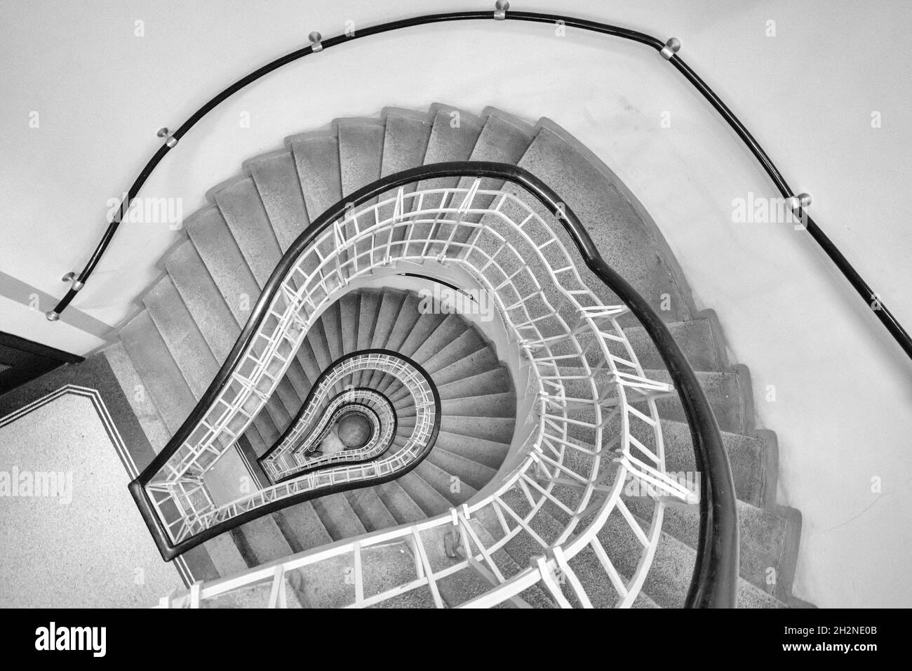 Glühbirnenförmige Treppe in Prag. Kubismus Architektur Detail. Stockfoto