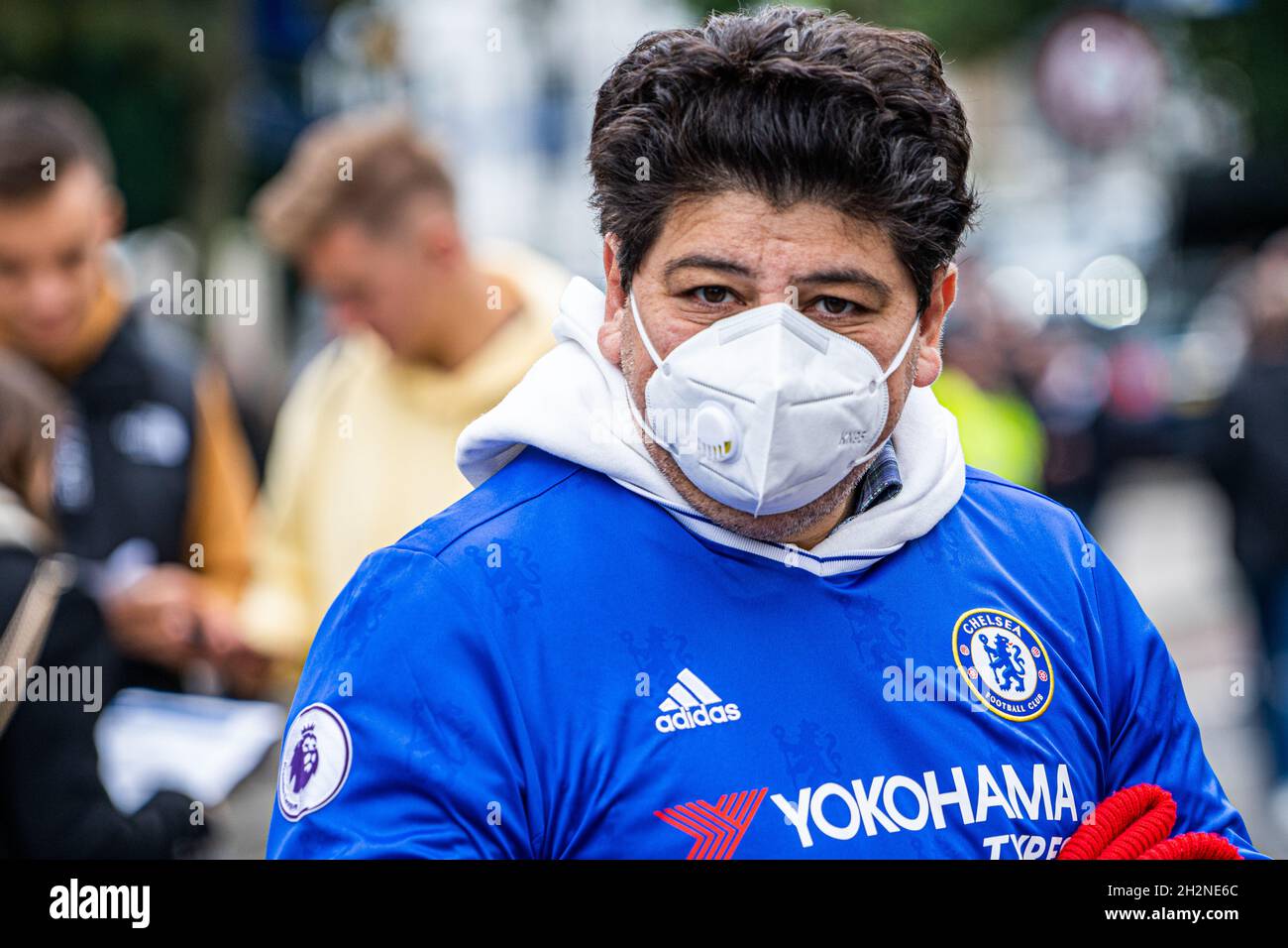 London, Großbritannien. 23 Oktober 2021. Ein chelsea-Fußballfan mit Gesichtsbesprechung kommt zum frühen Auftaktspiel zwischen Chelsea und Norwich City an der Stamford Bridge, West London. Kredit: amer ghazzal/Alamy Live Nachrichten Stockfoto