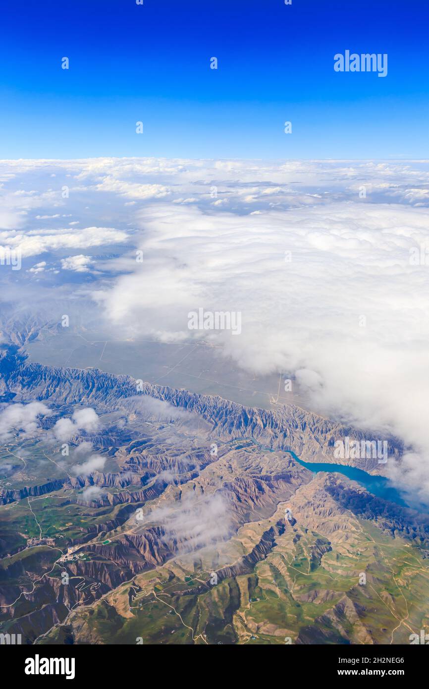 Luftaufnahme der Landschaft mit Bergboden. Stockfoto
