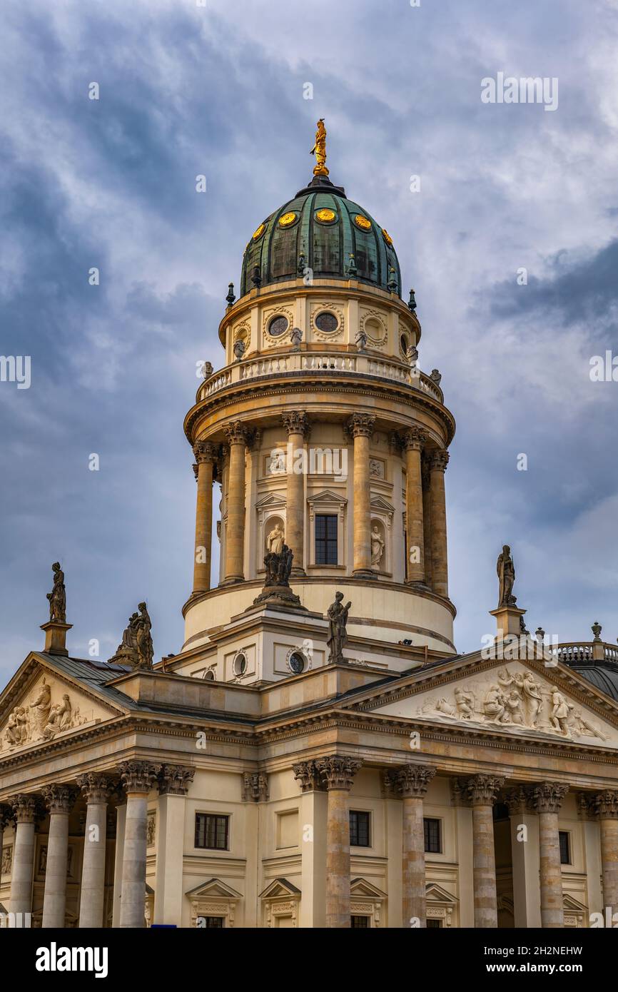 Deutschland, Berlin, Neue Kirche steht gegen bewölkten Himmel Stockfoto