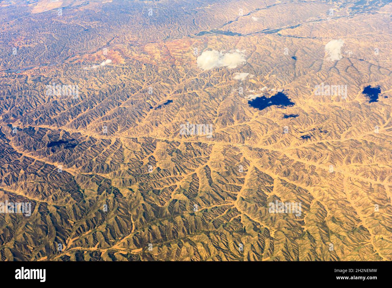 Luftaufnahme der Landschaft mit Bergboden. Stockfoto