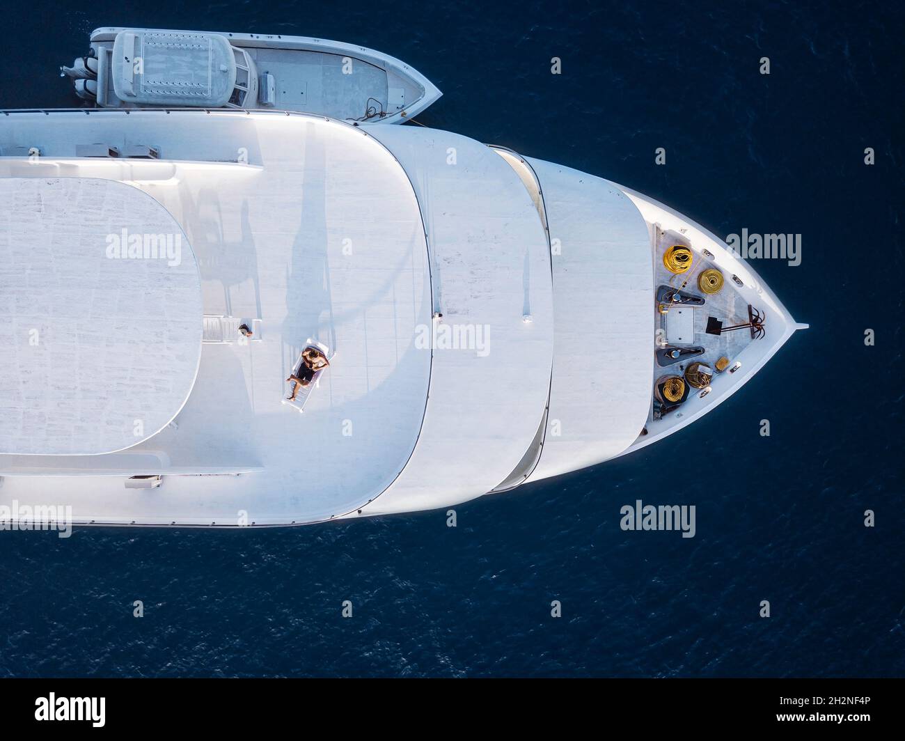 Mann, der sich auf dem Schiff entspannt Stockfoto