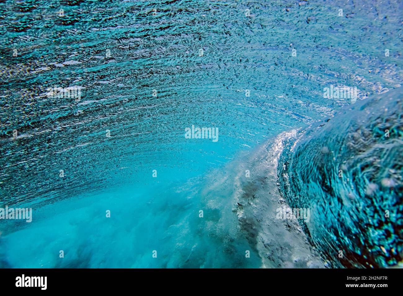 Blaue Wellen des Wassers unter Meer Stockfoto