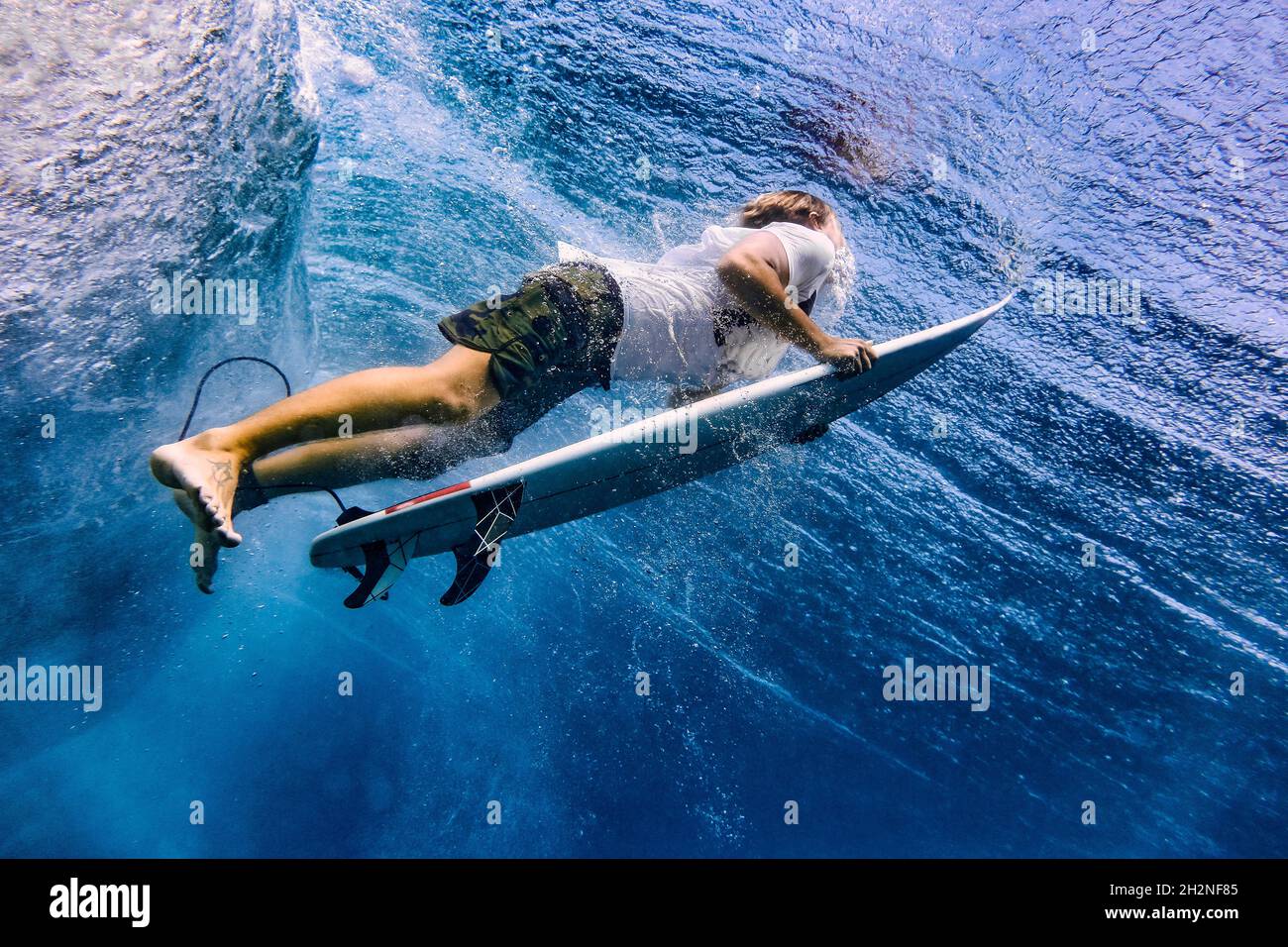 Mittelalter Mann, der während des Urlaubs unter Wasser surft Stockfoto
