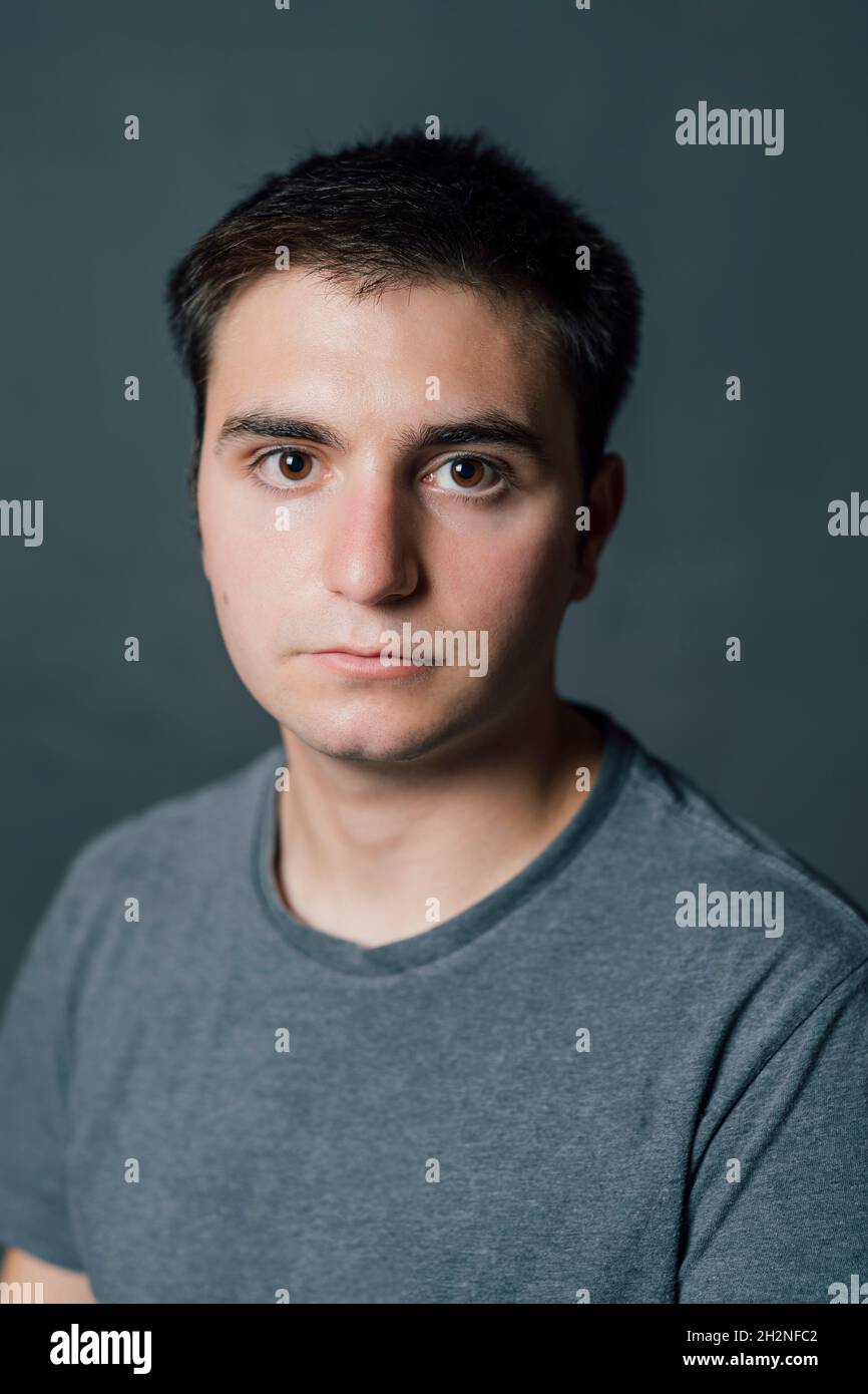 Selbstbewusster junger Mann im Studio Stockfoto