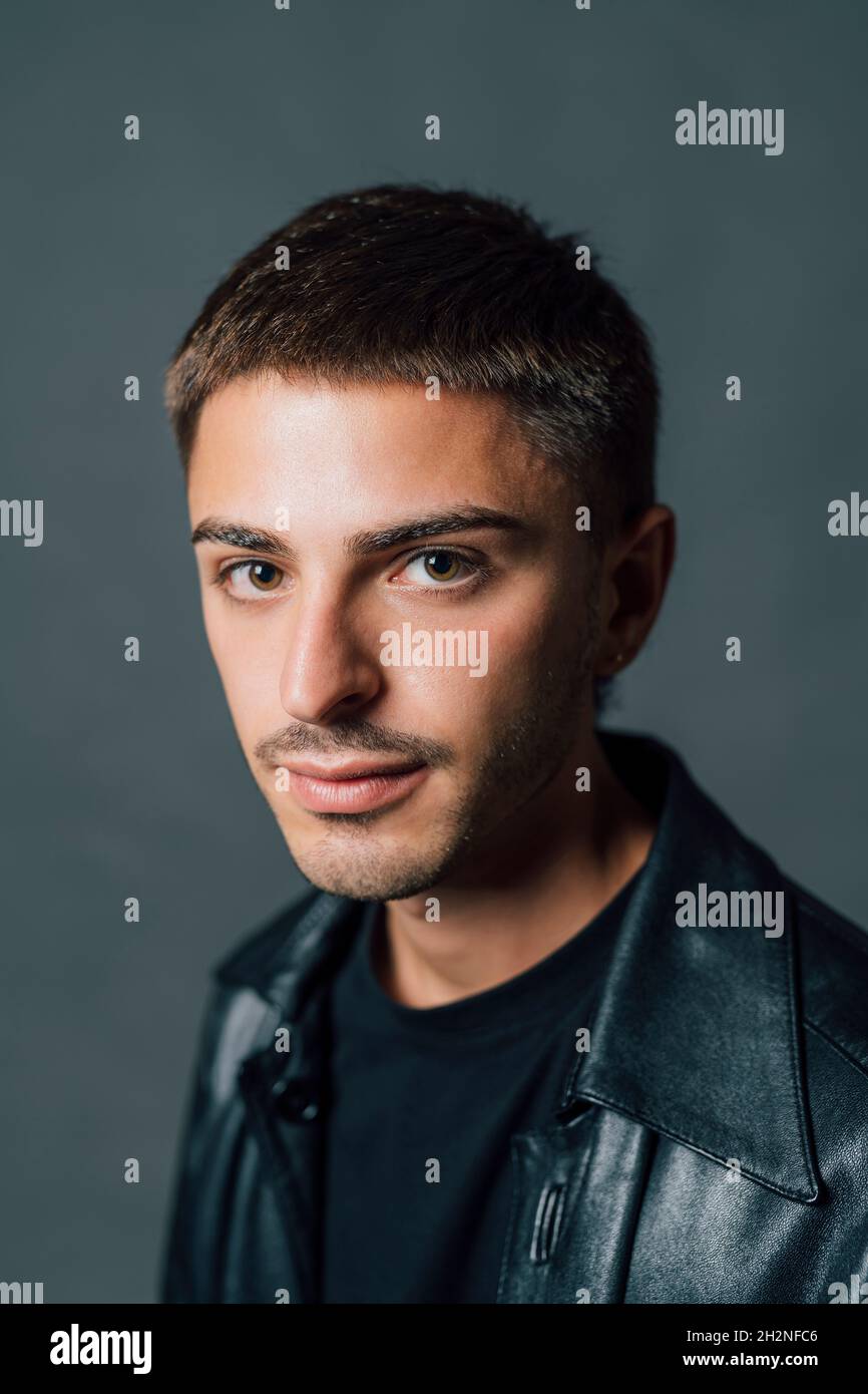 Selbstbewusster junger Mann im Studio Stockfoto