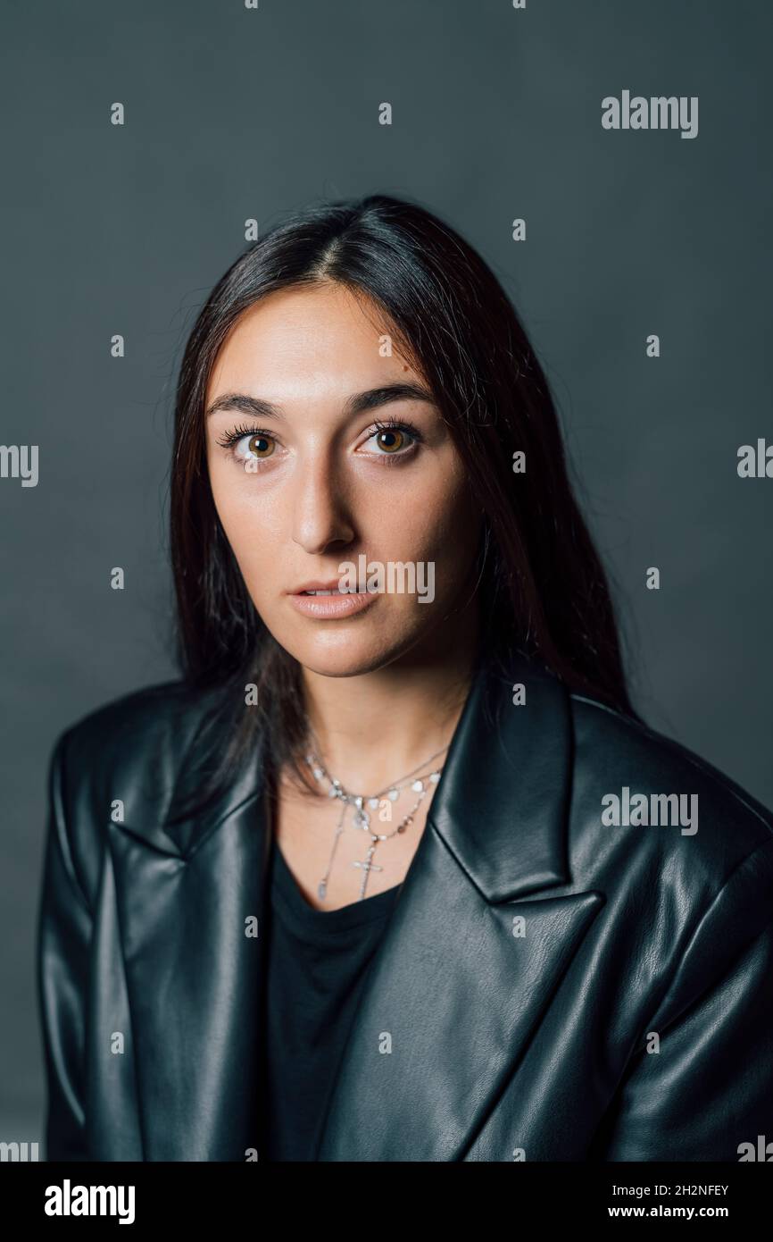Selbstbewusste junge Frau im Studio Stockfoto