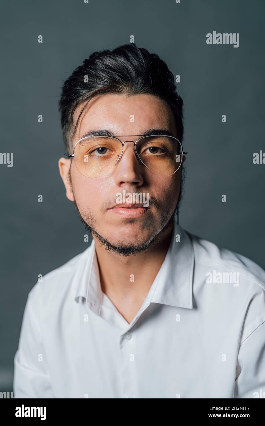Selbstbewusster junger Mann in einer Brille Stockfoto