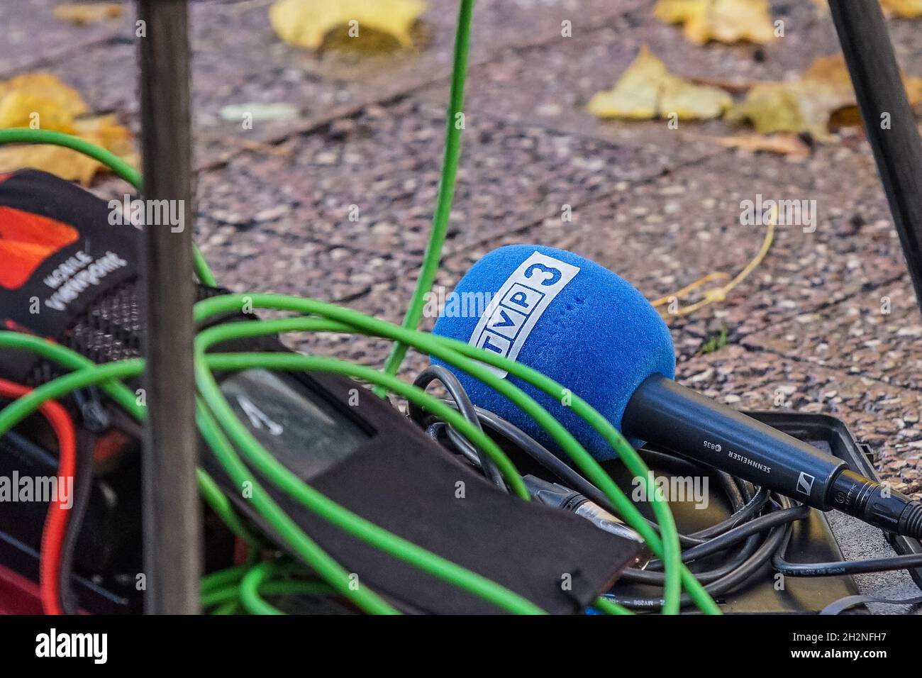 Sopot, Polen. Oktober 2021. TVP 3 - Mikrofon des polnischen Staatspropaganda-Fernsehsenders mit Logo ist am 23. Oktober 2021 in Sopot, Polen, zu sehen.Tusk stimmte bei den internen Parteiwahlen ab, die zur Bestätigung seiner Führung in der Bürgerplattform (Platforma Obywatelska) geführt haben. !TVP, TVP INFO OUT! (Foto von Vadim Pacajev/Sipa USA) Quelle: SIPA USA/Alamy Live News Stockfoto