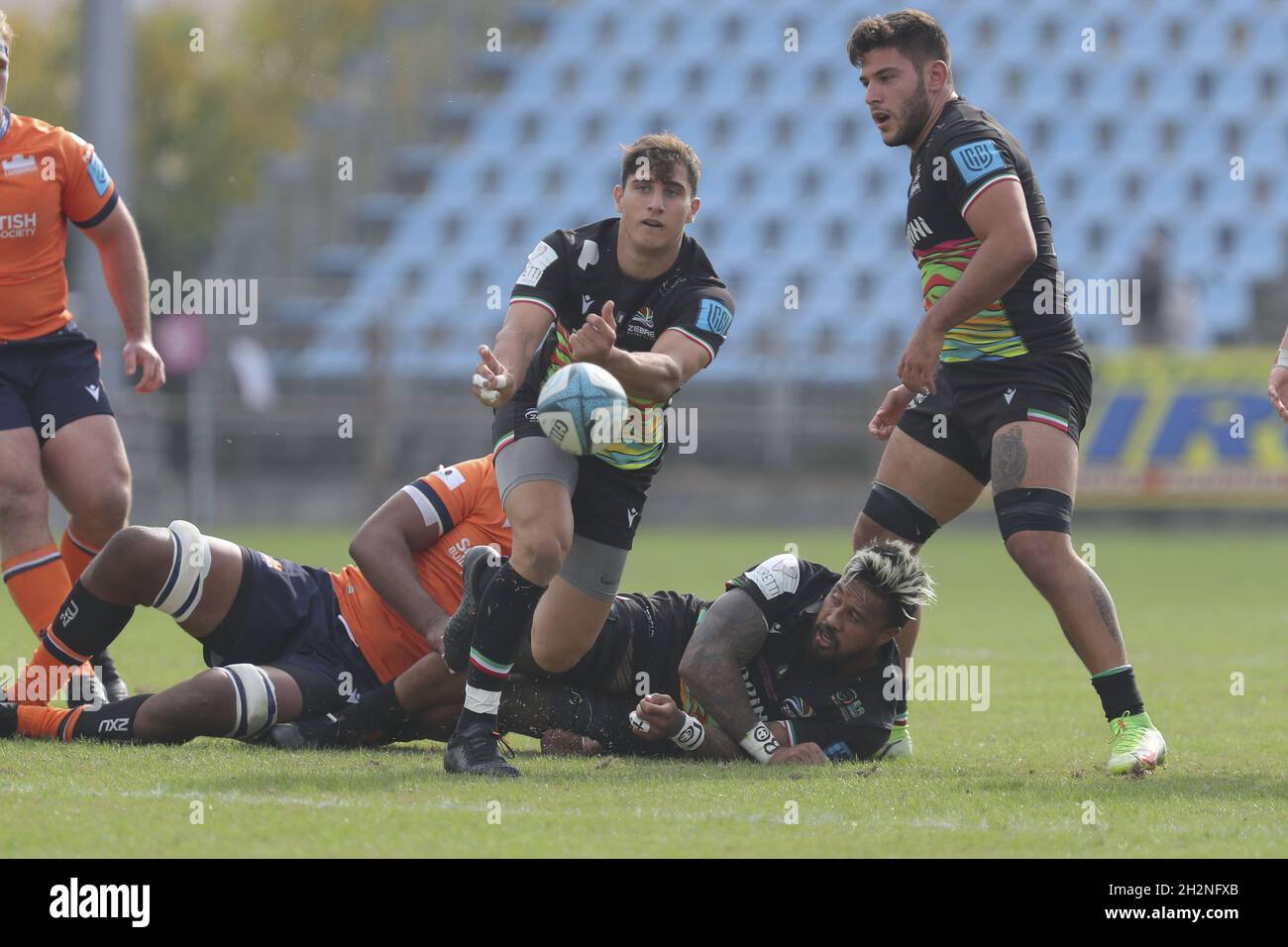 Stadion Sergio Lanfranchi, Parma, Italien, 23. Oktober 2021, Alessandro Fusco (Zebre) mit einem Pass während des Spiels Zebre Rugby Club gegen Edinburgh - United Rugby Championship Stockfoto