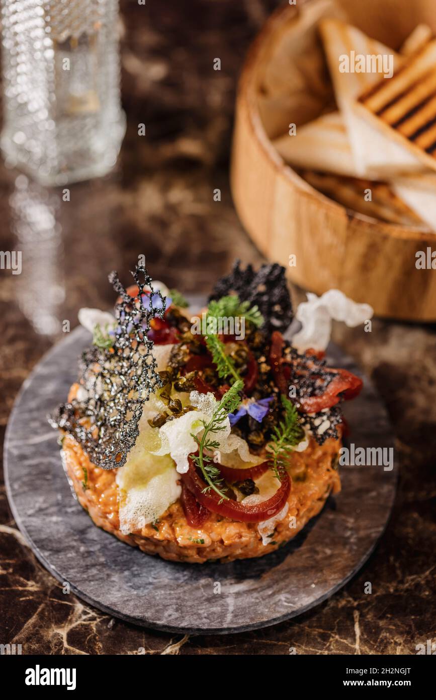 Gourmet-Rindertartare auf dem Teller Stockfoto