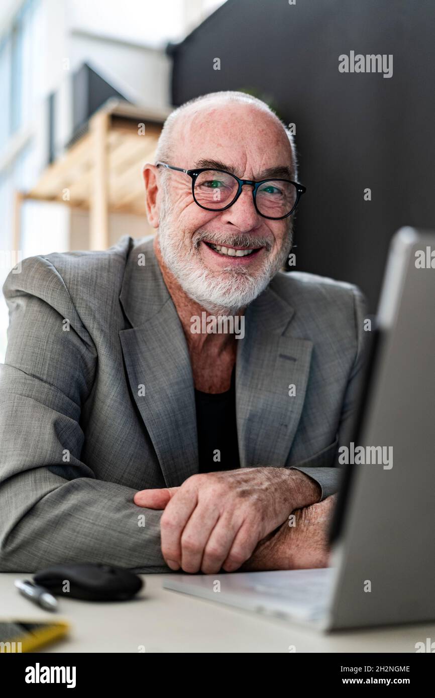 Lächelnder Profi im Studio Stockfoto Lächelnder Profi im Studio Stockfoto