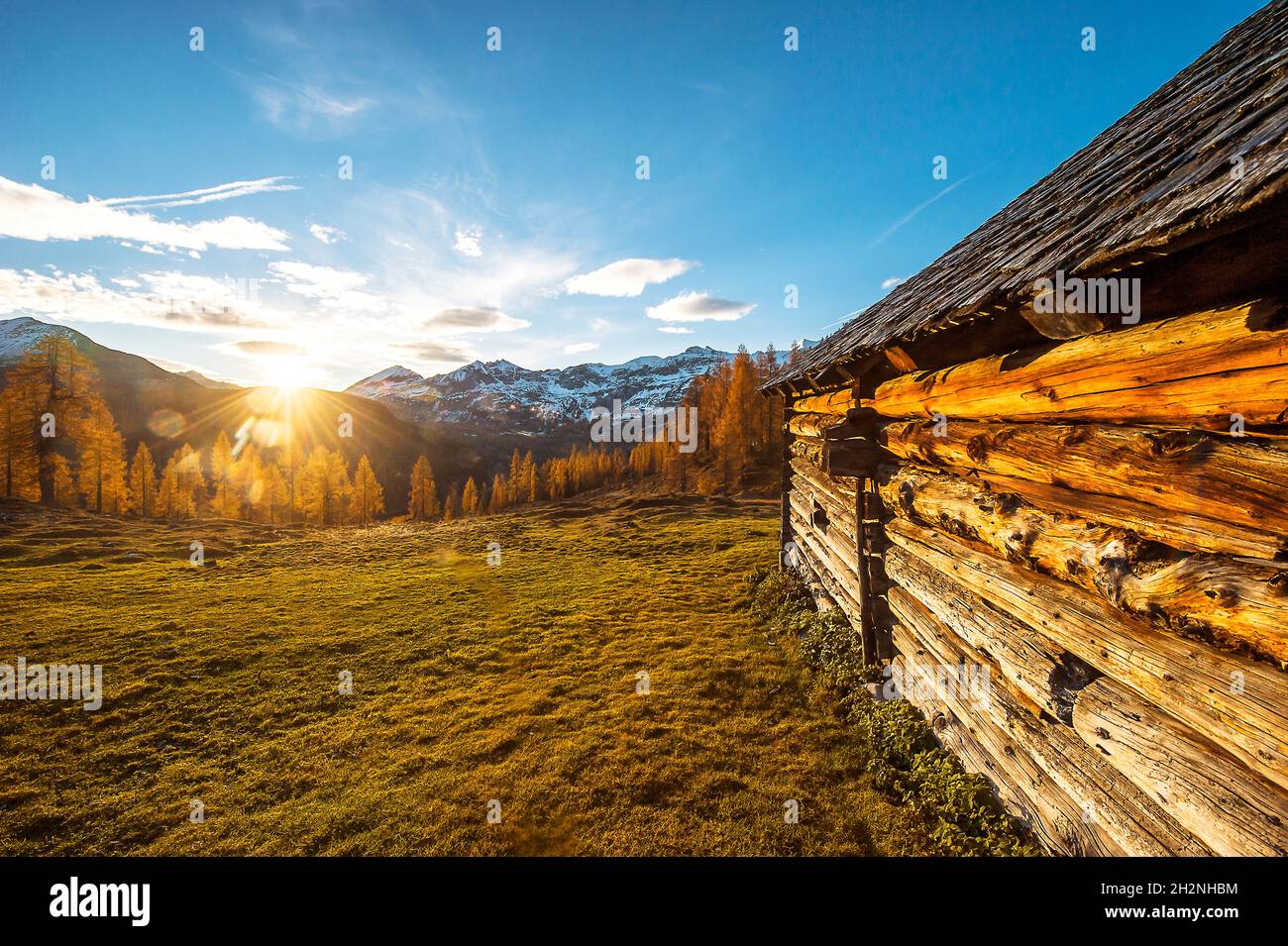 Alpenhain im Herbst durch herzförmiges Loch gesehen Stockfoto