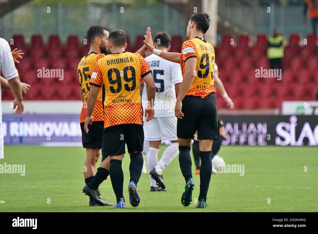 Benevento, Italien. Oktober 2021. Federico Barba (Benevento Calcio) esulta con il suo compagno di squadra Marco Sau (Benevento Calcio) dopo aver segnato il gol del 1-0 during Benevento Calcio vs Cosenza Calcio, Italian Football Championship League BKT in Benevento, Italy, October 23 2021 Credit: Independent Photo Agency/Alamy Live News Stockfoto