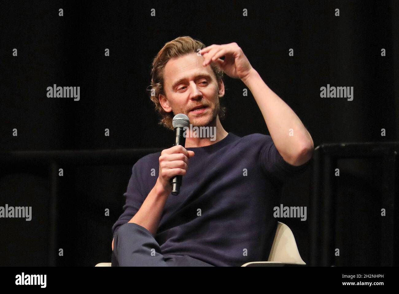 London, Großbritannien. Oktober 2021. Tom Hiddleston, der Loki spielt, spricht auf der MCM London Comic Con auf der Excel in London Kredit: Paul Brown/Alamy Live News Stockfoto