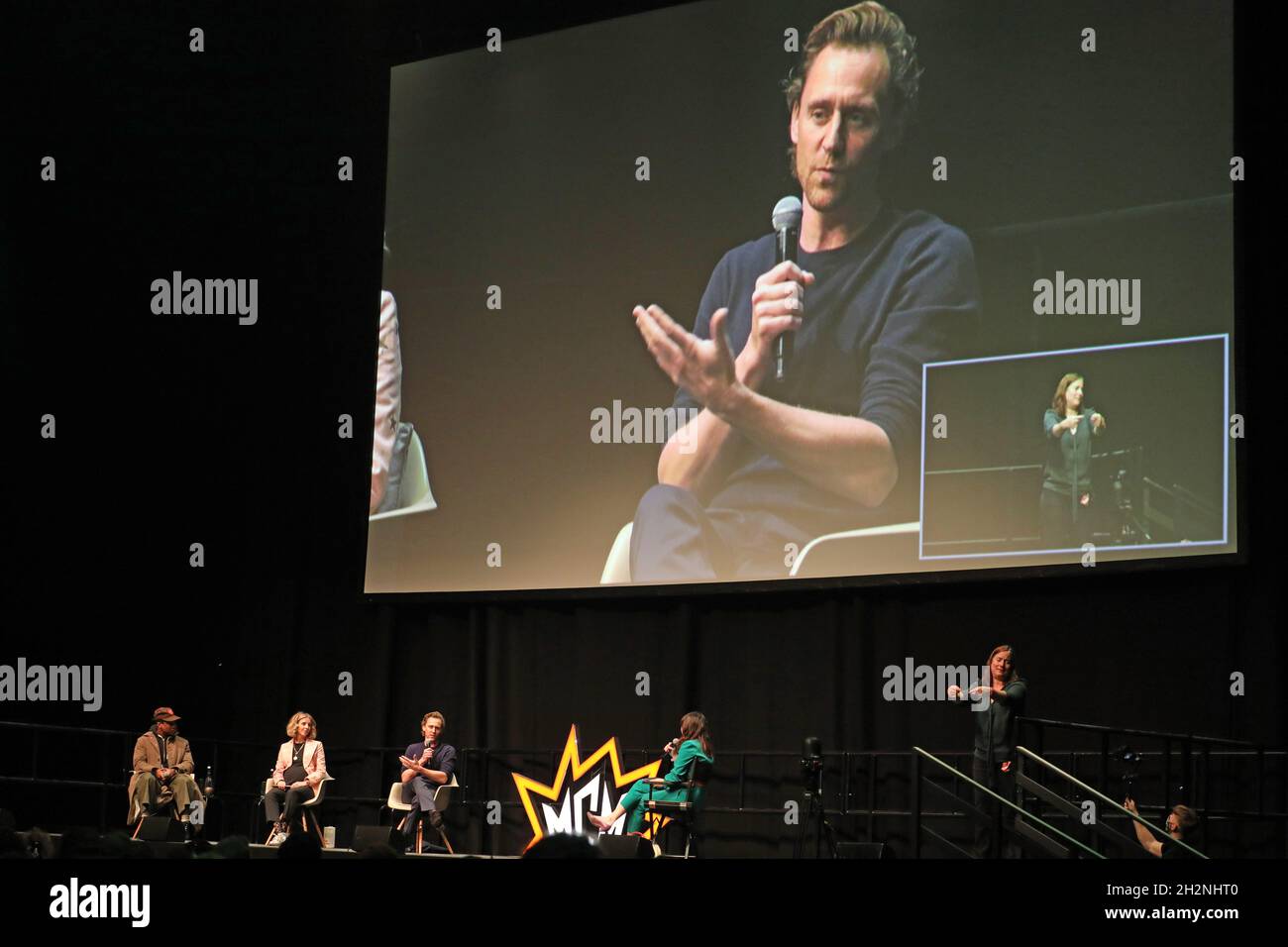 London, Großbritannien. Oktober 2021. Tom Hiddleston, der Loki spielt, spricht auf der MCM London Comic Con auf der Excel in London mit den Co-Stars Jonathan Majors und Sophia Di Martino Credit: Paul Brown/Alamy Live News Stockfoto