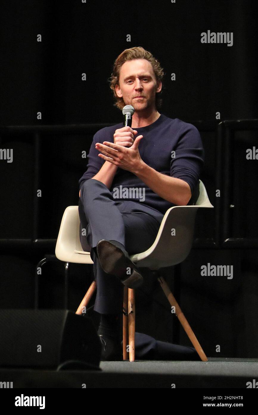 London, Großbritannien. Oktober 2021. Tom Hiddleston, der Loki spielt,  spricht auf der MCM London Comic Con auf der Excel in London Kredit: Paul  Brown/Alamy Live News Stockfotografie - Alamy