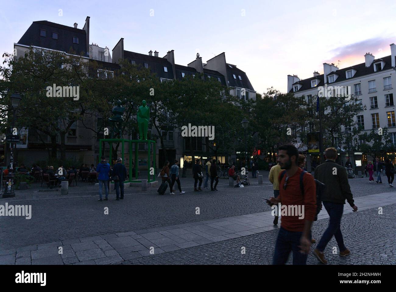 PARIS, FRANKREICH - 01. Okt 2019: Schönes Paris am Abend, Frankreich Stockfoto