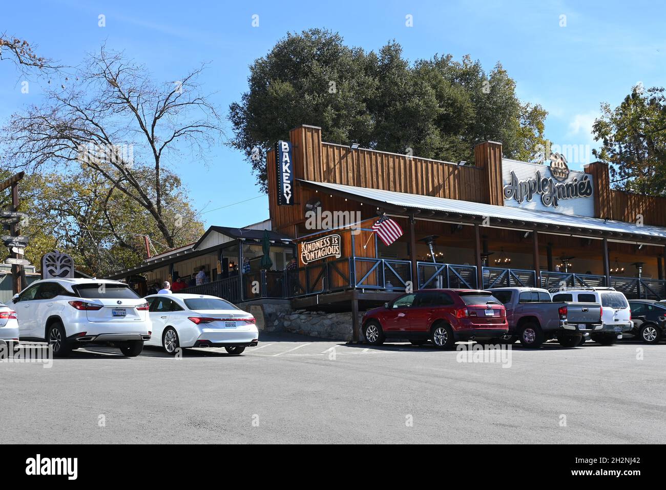 OAK Glen, KALIFORNIEN - 10 Okt 2021: Apple Annies Restaurant am Oak Tree Mountain vor 50 Jahren gegründet, als ein kleiner Apfelschuppen zu einem 14- Stockfoto