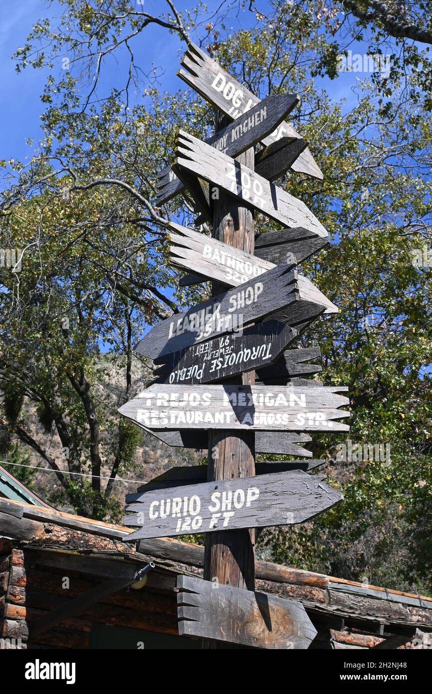 OAK Glen, CALIFORNIA - 10 Okt 2021: Richtungsschild am Oak Tree Mountain vor 50 Jahren gegründet, als ein kleiner Apfelschuppen zu einer 14 Hektar großen Familie gewachsen ist Stockfoto