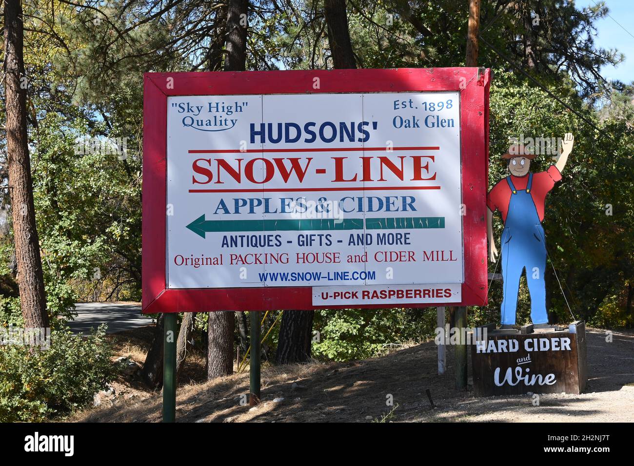 OAK Glen, CALIFORNIA - 10 Okt 2021: Melden Sie sich bei Snow-Line Orchard an, einer familiengeführten Apfelfarm, einem Weingut und einer Zideenfabrik. Stockfoto