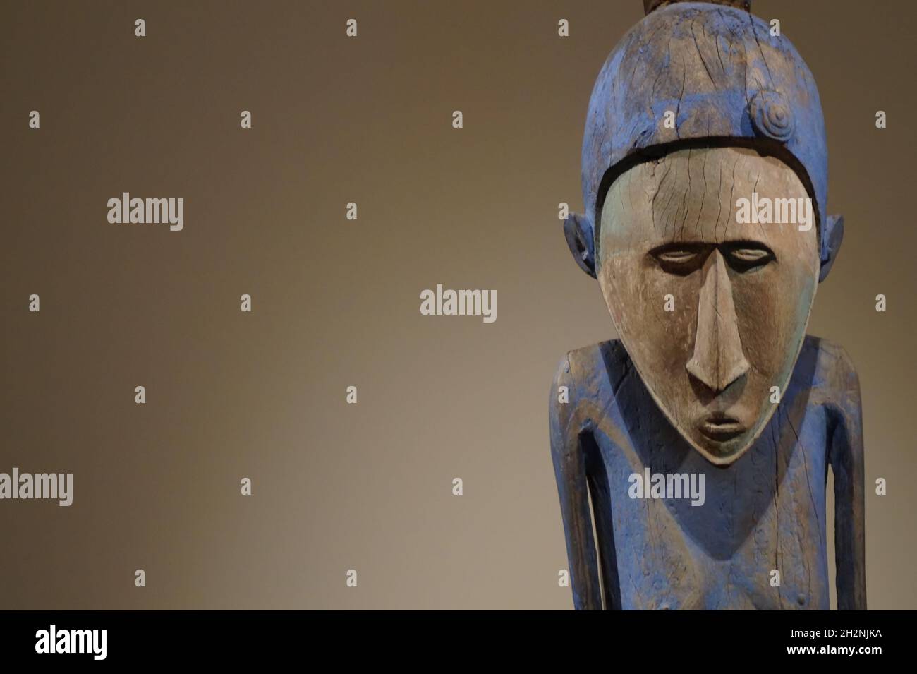 'Der blaue Mann' - Kunstwerk im Louvre - Paris - Stockfoto
