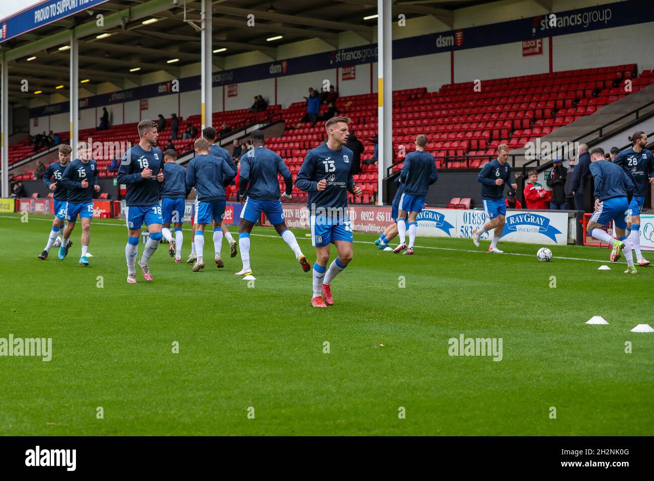 WALSALL, GROSSBRITANNIEN. 23. OKTOBER Barrows Spieler wärmen sich vor dem Sky Bet League 2-Spiel zwischen Walsall und Barrow am Samstag, den 23. Oktober 2021, im Banks' Stadium in Walsall auf. (Kredit: John Cripps | MI Nachrichten) Kredit: MI Nachrichten & Sport /Alamy Live Nachrichten Stockfoto