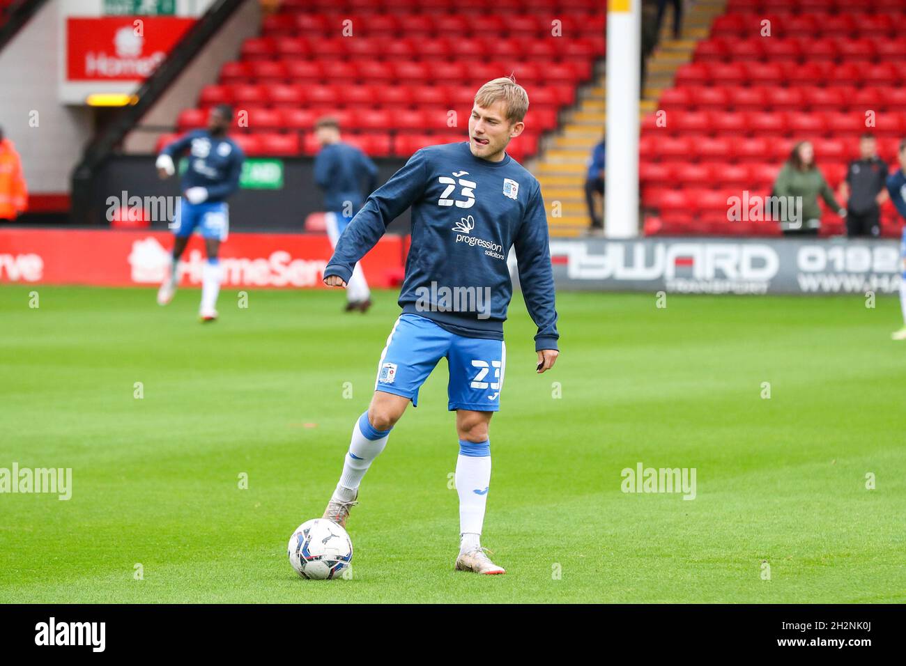 WALSALL, GROSSBRITANNIEN. 23. OKTOBER Barrows Spieler wärmen sich vor dem Sky Bet League 2-Spiel zwischen Walsall und Barrow am Samstag, den 23. Oktober 2021, im Banks' Stadium in Walsall auf. (Kredit: John Cripps | MI Nachrichten) Kredit: MI Nachrichten & Sport /Alamy Live Nachrichten Stockfoto