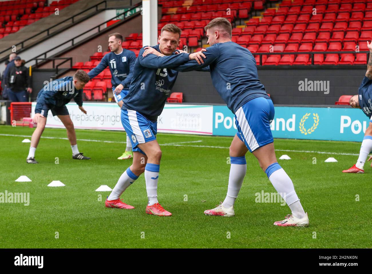 WALSALL, GROSSBRITANNIEN. 23. OKTOBER Barrows Spieler wärmen sich vor dem Sky Bet League 2-Spiel zwischen Walsall und Barrow am Samstag, den 23. Oktober 2021, im Banks' Stadium in Walsall auf. (Kredit: John Cripps | MI Nachrichten) Kredit: MI Nachrichten & Sport /Alamy Live Nachrichten Stockfoto