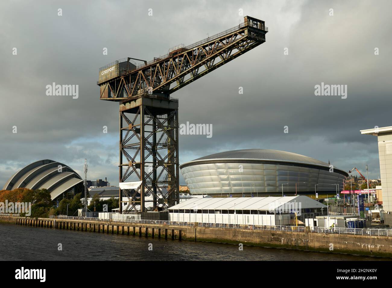 Der Sottish Events Campus, Veranstaltungsort der UN-Klimakonferenz COP26 in Glasgow, Schottland, zeigt temporäre Strukturen für Delegierte Stockfoto