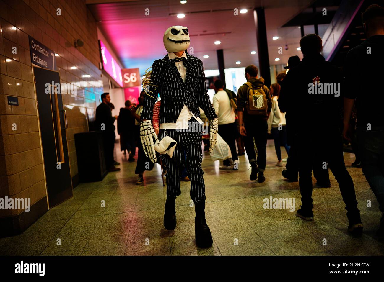 Ein Cosplayer, der am zweiten Tag der MCM Comic Con im Excel London im Osten Londons als Jack Skellington gekleidet war. Bilddatum: Samstag, 23. Oktober 2021. Stockfoto