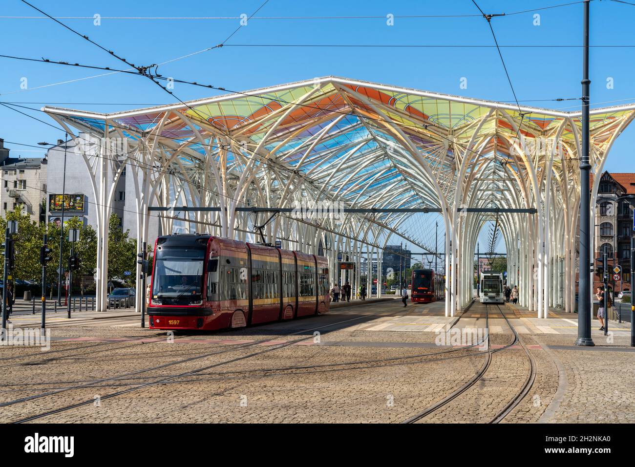 Lodz, Polen - 9. September 2021: Die Straßenbahnen fahren an der modernen Straßenbahnhaltestelle in der Innenstadt von Lodz ab Stockfoto