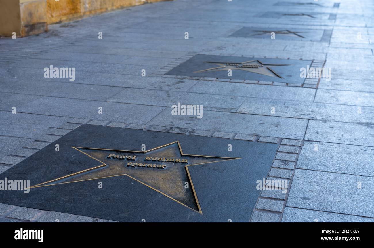 Lodz, Polen - 9. September 2021: Blick aus der Nähe auf den polnischen Film- und Medienkunstweg von fme im historischen Stadtzentrum von Lodz Stockfoto