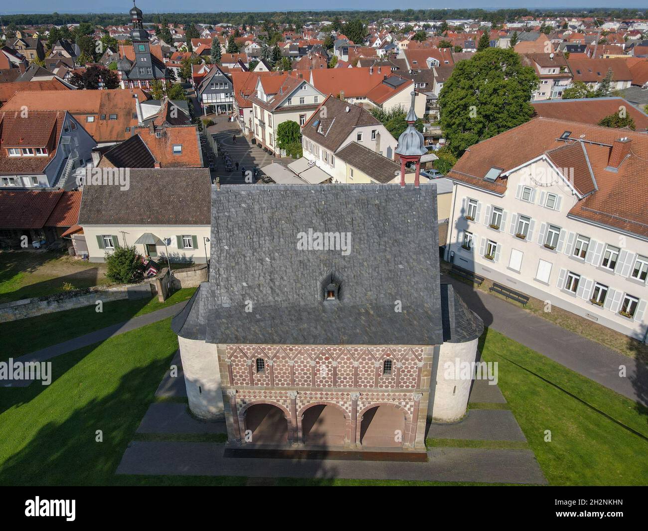 Drohnenblick auf die Abtei Lorsch auf Deutschland, UNESCO-Weltkulturerbe Stockfoto