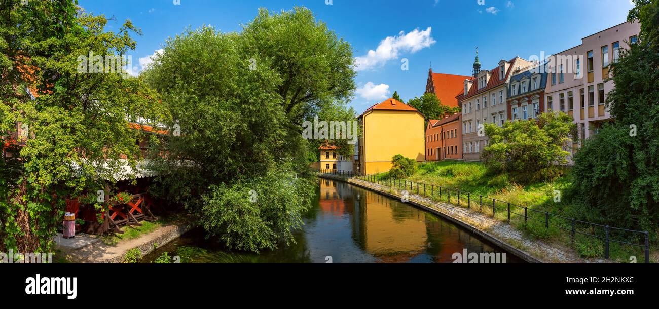 Panorama der sonnigen Mühlinsel in der Altstadt von Bydgoszcz, Polen Stockfoto