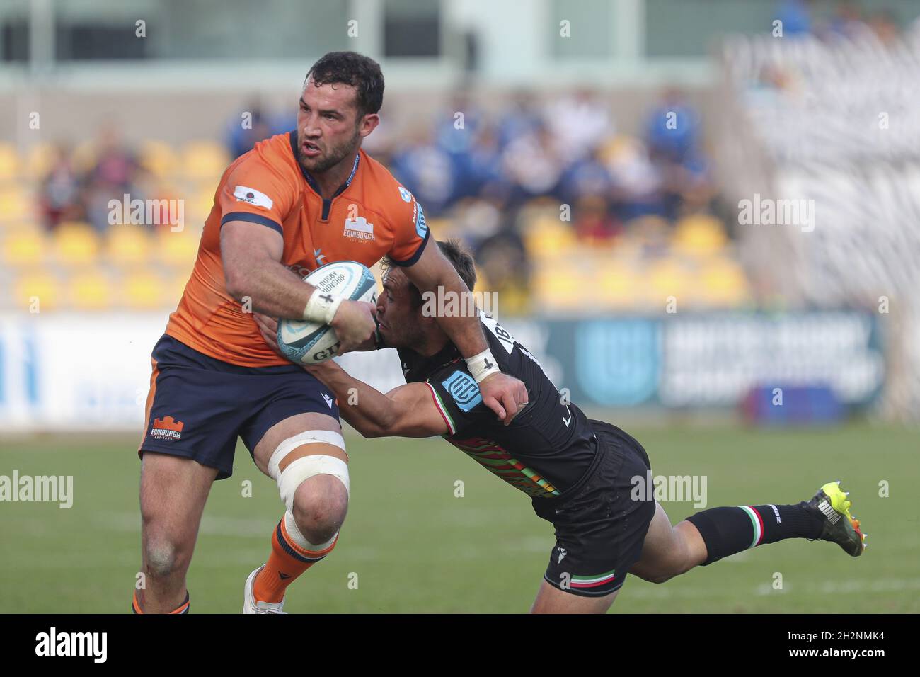 Stadion Sergio Lanfranchi, Parma, Italien, 23. Oktober 2021, Henry Immelman (Edinburgh) mit einer Abladung während des Spiels Zebre Rugby Club vs Edinburgh - United Rugby Championship Stockfoto