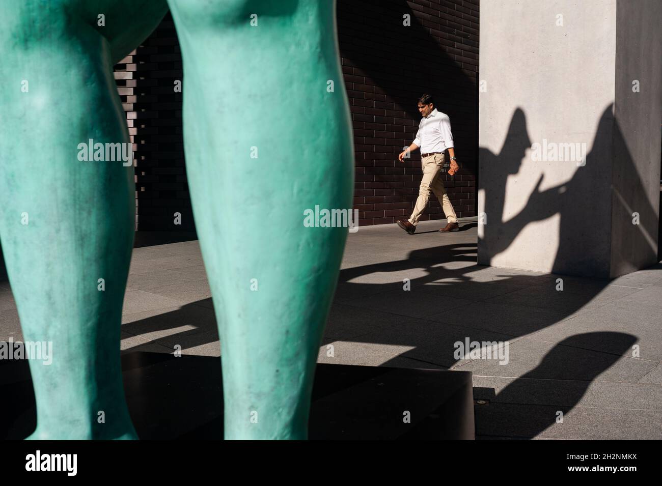 24.05.2018, Singapur, Republik Singapur, Asien - der Mensch geht an den figurativen Kunstskulpturen 'La Recontre' (das Treffen) des Künstlers Etienne Pirot vorbei. Stockfoto