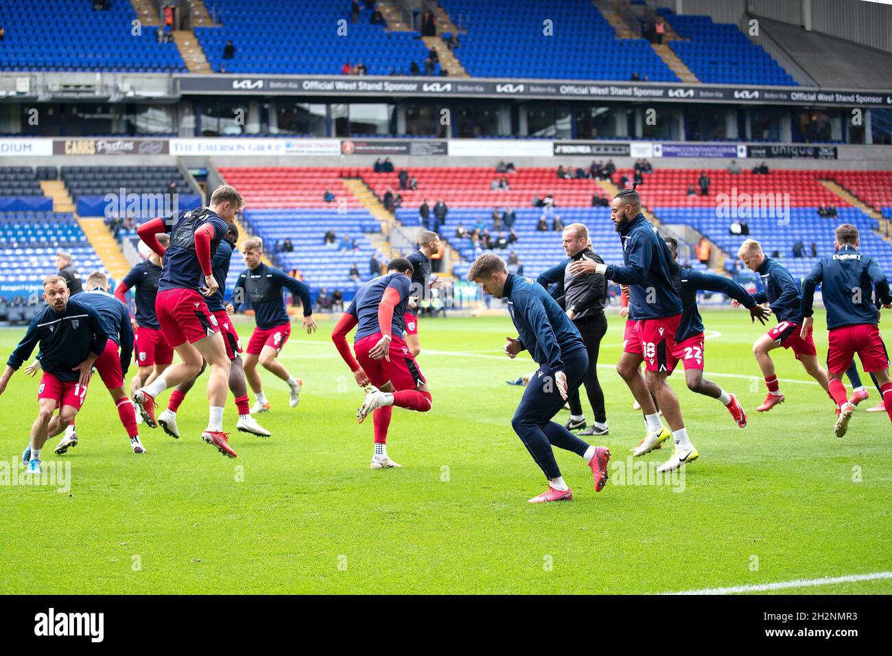 Bolton, Großbritannien. Oktober 2021. Das Gillingham-Team macht sich am 23. Oktober 2021 vor dem Spiel der EFL Sky Bet League 1 zwischen Bolton Wanderers und Gillingham im University of Bolton Stadium, Bolton, England, warm. Foto von Mike Morese. Nur zur redaktionellen Verwendung, Lizenz für kommerzielle Nutzung erforderlich. Keine Verwendung bei Wetten, Spielen oder Veröffentlichungen einzelner Clubs/Vereine/Spieler. Kredit: UK Sports Pics Ltd/Alamy Live Nachrichten Stockfoto