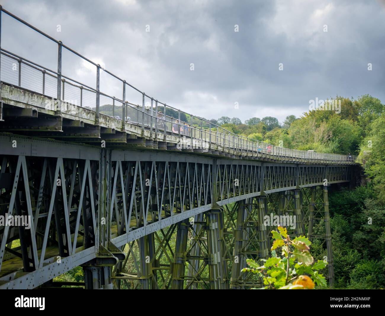 Stahlträgerbrücke über das Flusstal Stockfoto